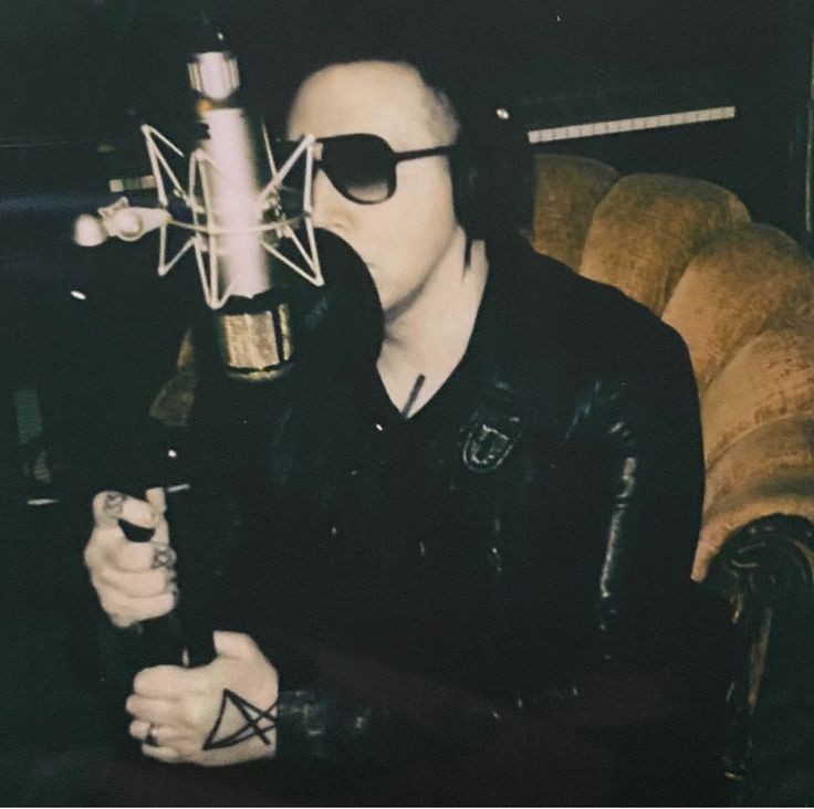 Bunny__heart__'s tweet photo. happy birthday to the absolute legend Marilyn Manson. Absolute king. Thank you for your amazing work and having your music be the only thing that would make me feel okay on hard days. 
Live it up Marilyn🤍 @marilynmanson 
#MarilynManson #mansontwt https://t.co/ZdjbXT38e3