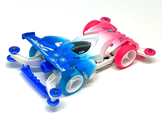 #FC30コンデレ作品名:BAIKOU SONIC「梅・風・空」をテーマに制作しました。梅の香りが風に乗り空へ吹き抜けていくイメージをグラデーションとパーツカラーの組み合わせで表現しました。正月休みに制作した新年一作目、晴れやかな一台を目指しました。#ミニ四駆#mini4wd 