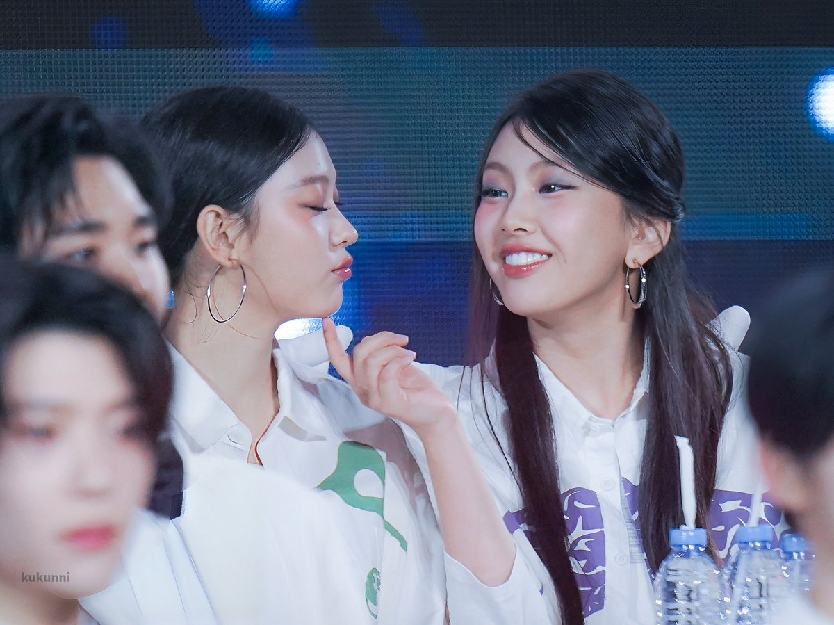 241227 เด็กเลี้ยงแมว🥺🫴🏻🐱

#jeanzforfree  #HYEIN  #혜인 
#HAERIN #해린 #NewJeans #뉴진스