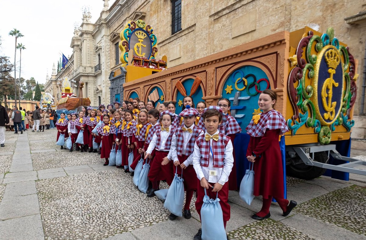 RCLabradores's tweet photo. 📸 Más imágenes de ayer, los niños que participaron ayer en nuestra carroza momentos antes de salir en la 🍬 @cabalgatasev del 👑🐫 @ateneodesevilla #FelicesReyes
🔴🔵 #ViveRCL https://t.co/ww6SL1Z8M6