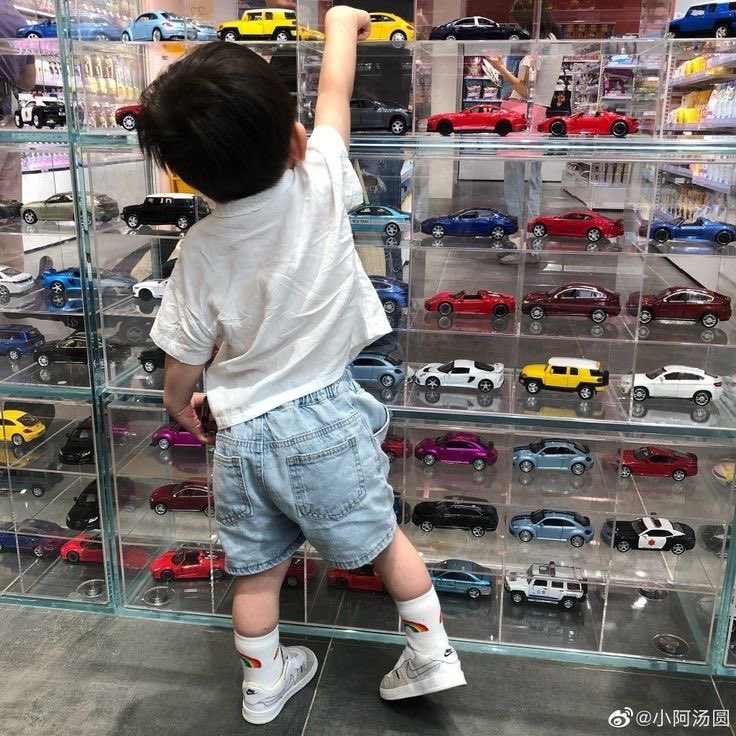 margocarde's tweet photo. 👶🏻:”Papa! Mawu mbim!”
👶🏻:”Tolonin, pis.”
🐯:”Payah, pendek itu.”
👶🏻:”Ish! Papa jeyek!”
🐯:”Iya-iya, ini papa ambilin.”
👶🏻:”Yeay! telimaaci!”
🐯:”Loh? Payi mana?”
👶🏻:”Nda tawu.”
🐻:”Dor! Acil mau mainan juga.”
🐯:”☺️” https://t.co/PK8s6iySnU