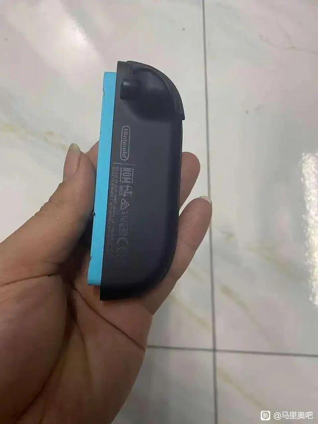nintenleaks's tweet photo. ❗JOY-CON de NINTENDO SWITCH 2 FILTRADO

➡️Después de los últimos rumores sobre el color naranja y azul en los joy-con de Nintendo Switch 2, un usuario chino ha posteado imágenes de los joy-con que podrían ser reales, enseñándonos así el diseño final de los mismos.