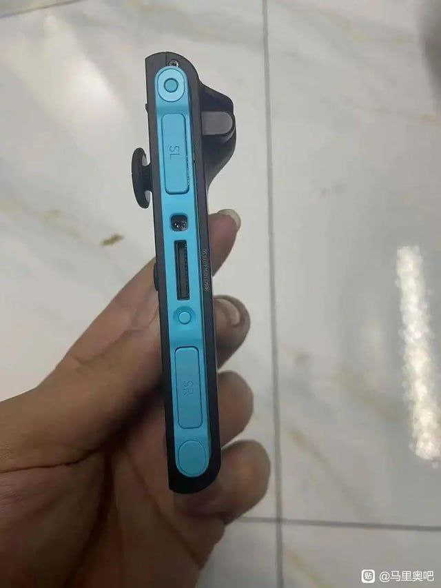 nintenleaks's tweet photo. ❗JOY-CON de NINTENDO SWITCH 2 FILTRADO

➡️Después de los últimos rumores sobre el color naranja y azul en los joy-con de Nintendo Switch 2, un usuario chino ha posteado imágenes de los joy-con que podrían ser reales, enseñándonos así el diseño final de los mismos.