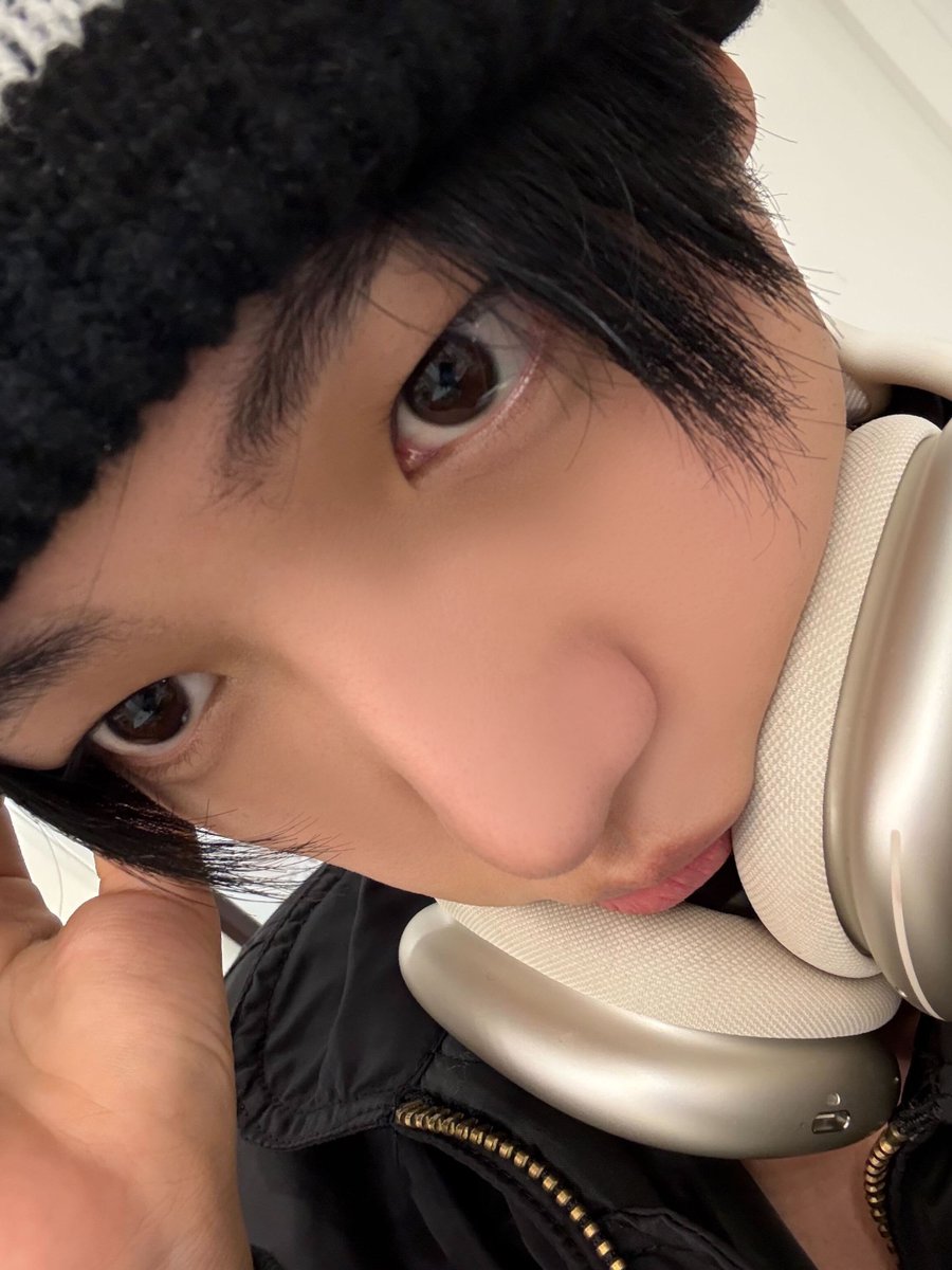 볼이랑 입술 눌린 거 봐 으하학 웃음