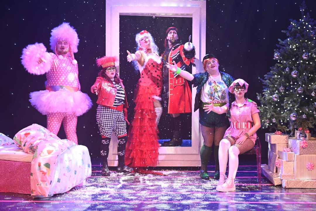 For one last time, the cast of Peter Panto &amp; The Incredible Stinkerbell are putting on sequins, glitter, wigs and swashbuckling outfits for their final performance this afternoon.

We're sending our best wishes to everyone on stage &amp; behind the scenes.

Break a leg one and all!