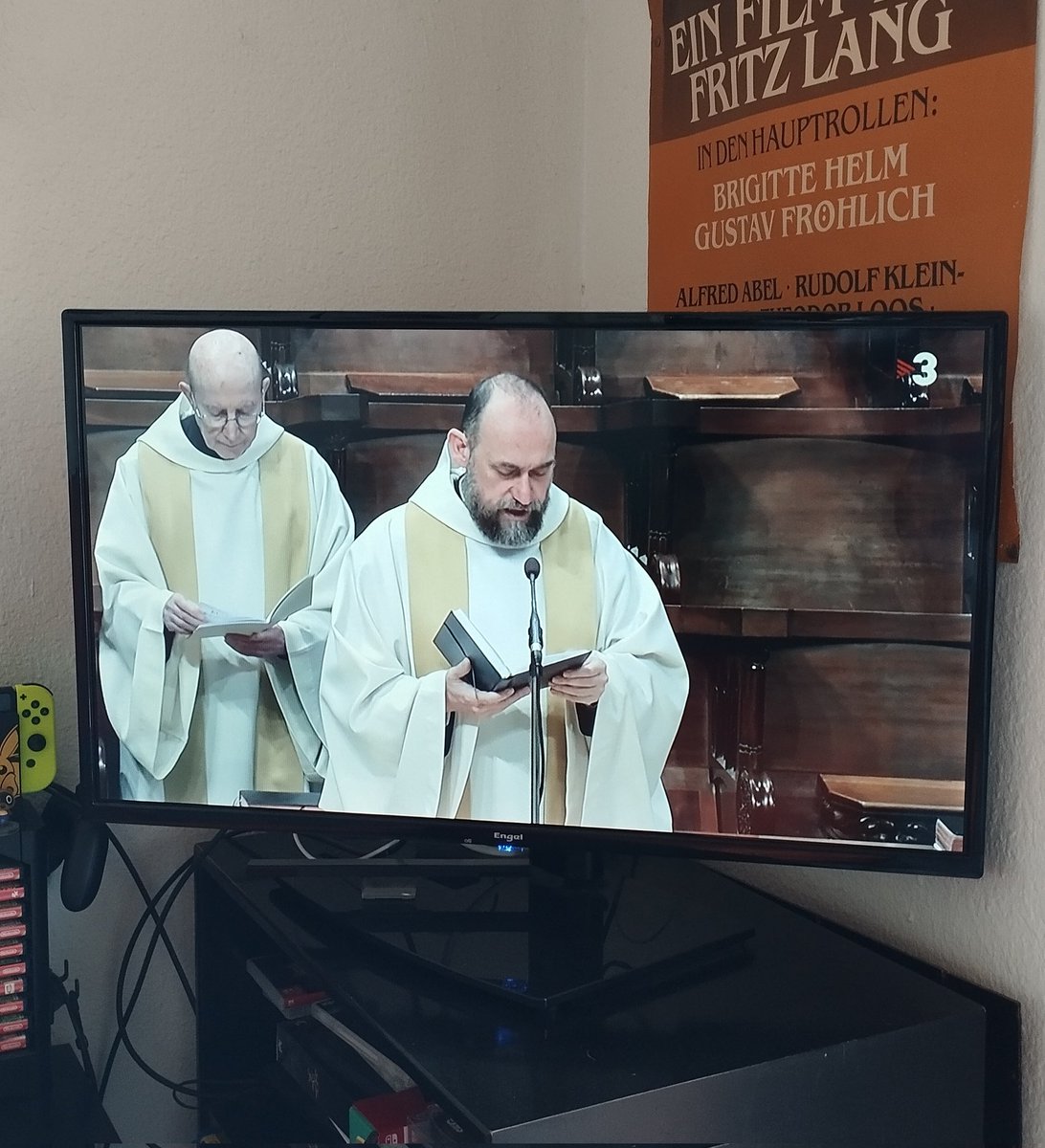 Krispin1111's tweet photo. Algú pot explicar-me com pot ser què en una televisió pública d'un suposat pais laic, fan una misa? @som3cat https://t.co/9njWSCE6cM