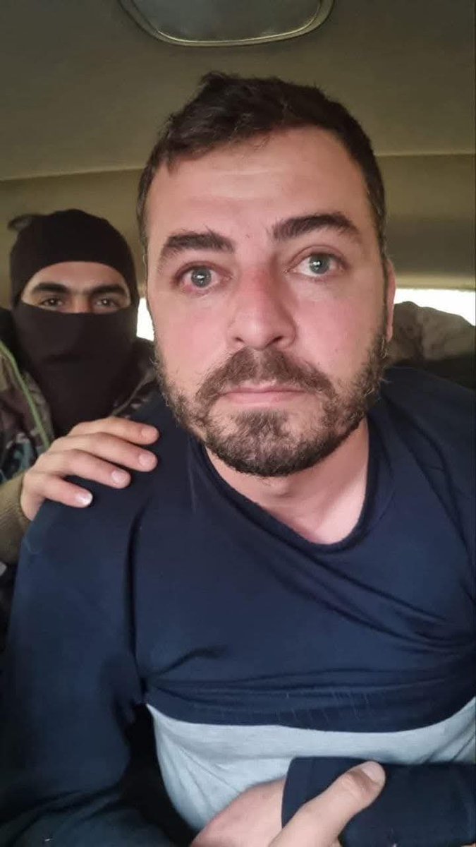 عيونه لسومر فيها حزن وشايفة  قدامها مصير بخررررررررري....
الشبيح سومر مدير حاجز الوعر في حمص بأيادي أمننا العام👌