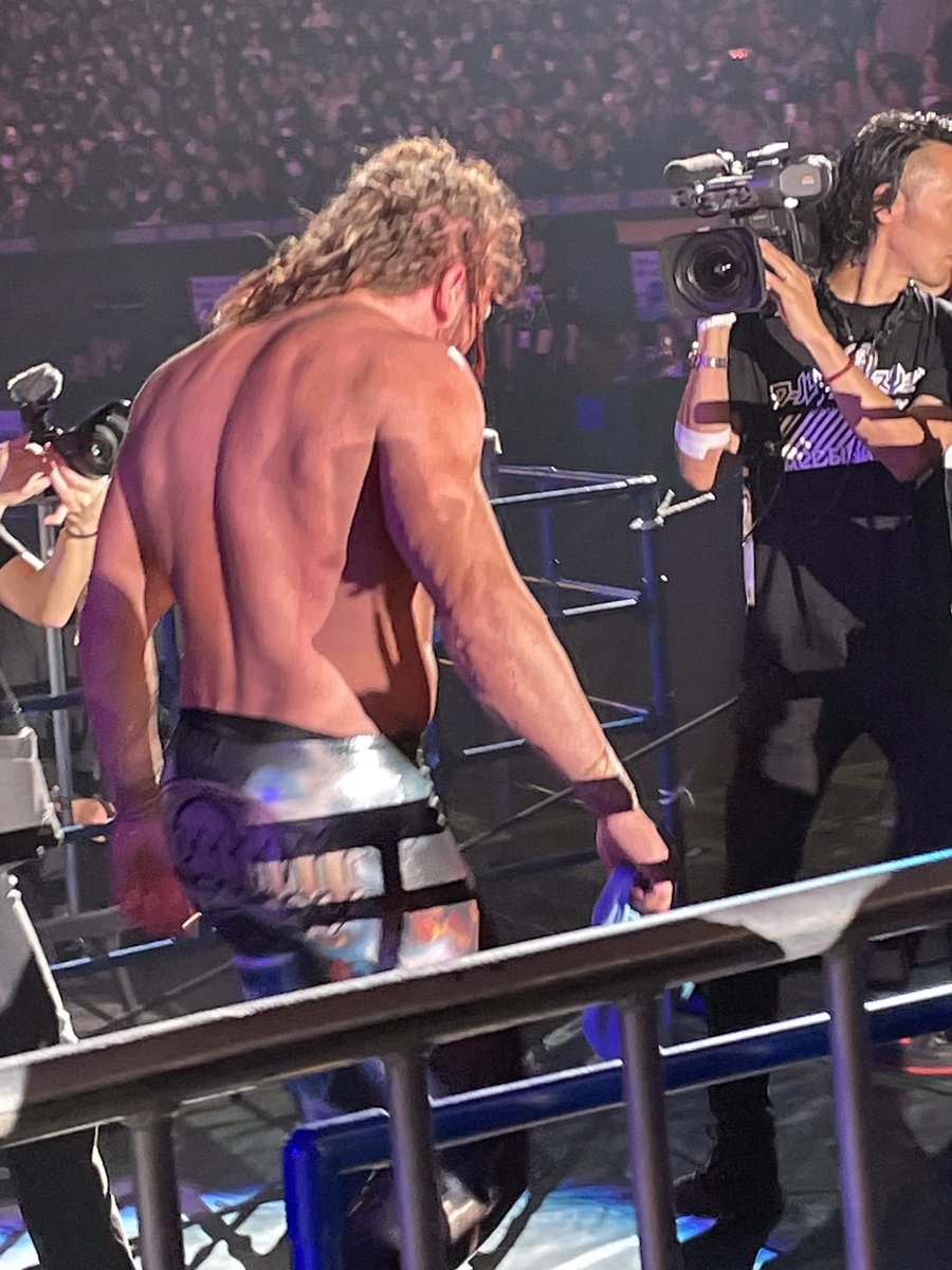 UematsuNobuo's tweet photo. ケニー・オメガさん、すごい試合お疲れ様でした！
新年早々プロの生き様見せてもらいました！
パワーもらった！
今年もがんばろー！

大勢のファンに揉まれて正面から写真撮れなかったのが残念！
#njWD  #njpw https://t.co/qTIYn0hFaF