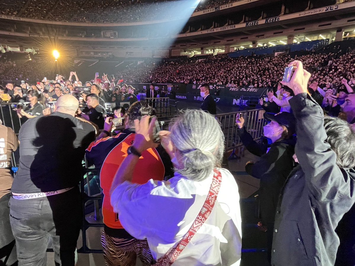 UematsuNobuo's tweet photo. ケニー・オメガさん、すごい試合お疲れ様でした！
新年早々プロの生き様見せてもらいました！
パワーもらった！
今年もがんばろー！

大勢のファンに揉まれて正面から写真撮れなかったのが残念！
#njWD  #njpw https://t.co/qTIYn0hFaF