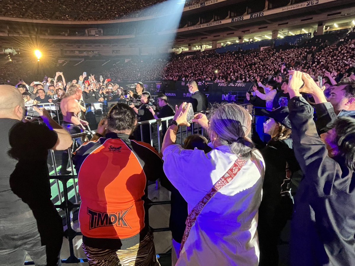 UematsuNobuo's tweet photo. ケニー・オメガさん、すごい試合お疲れ様でした！
新年早々プロの生き様見せてもらいました！
パワーもらった！
今年もがんばろー！

大勢のファンに揉まれて正面から写真撮れなかったのが残念！
#njWD  #njpw https://t.co/qTIYn0hFaF