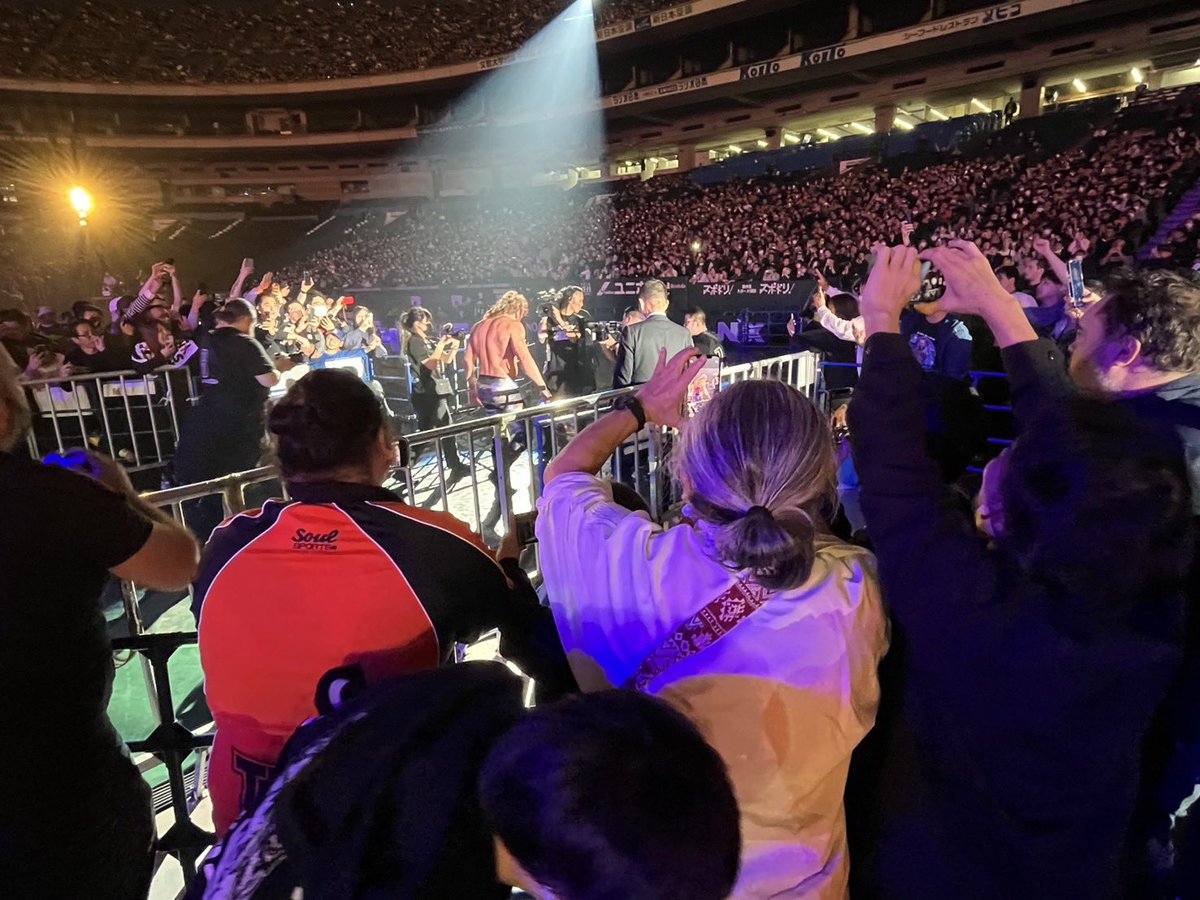 UematsuNobuo's tweet photo. ケニー・オメガさん、すごい試合お疲れ様でした！
新年早々プロの生き様見せてもらいました！
パワーもらった！
今年もがんばろー！

大勢のファンに揉まれて正面から写真撮れなかったのが残念！
#njWD  #njpw https://t.co/qTIYn0hFaF