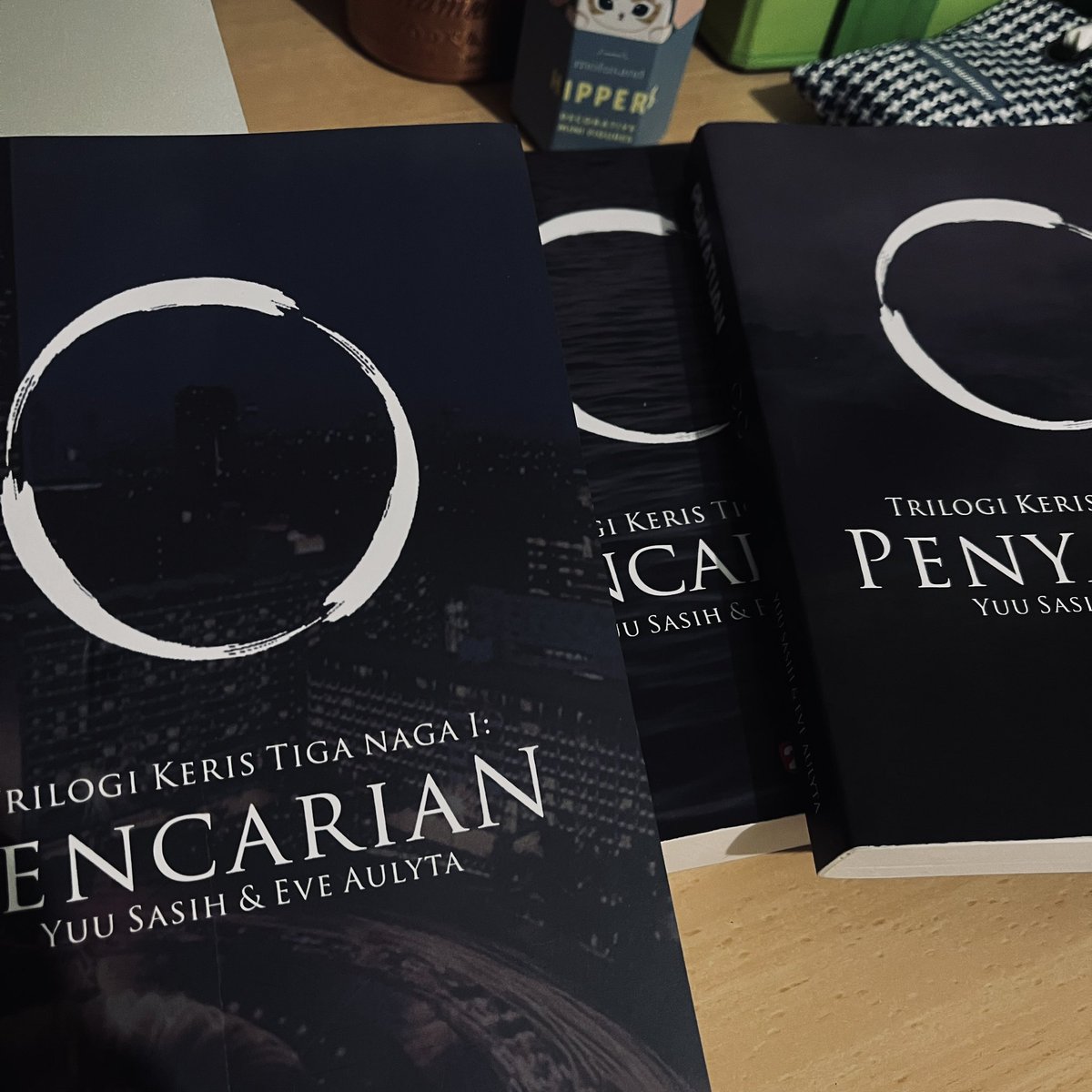 yesgraphy's tweet photo. baru sempat menyelesaikan buku be-el lokal trilogi keris tiga naga dalam semingguan ini (buku pertama beres tahun lalu).

bagus banget wow. intense dan lokal klenik shit apalagi kalo soal keris-keris gitu. terima kasih sudah membuat cerita lokal bagus. satisfied 💖💖💖 https://t.co/Z54IhAjHQG