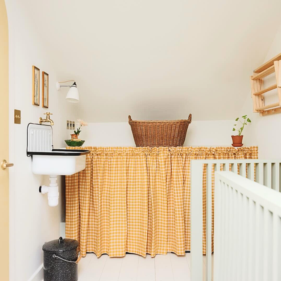 DYKEANDDEAN's tweet image. Thank you @abode.london for sharing this photo of your utility space featuring our ever popular enamel bucket sink🚰 🧺⁠
⁠
📸 @richardoxford⁠
⁠
#dykeanddean #enamelbucketsink #utilityroom #smallspaceideas
