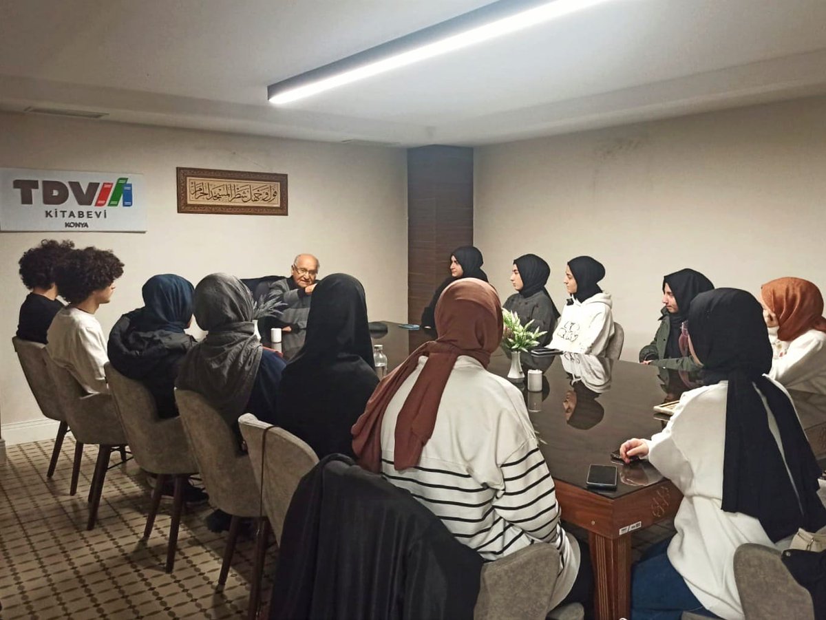 TdvKonya's tweet photo. Özel Destek Burs Programımızda bulunan TIP ve Diş Hekimliği Fakültelerinde okuyan öğrencilerimizle ALAN BULUŞMALARI - 1 kapsamında TDV Kitabevimizde Meram Tıp Fakültesinden hocamız Prof. Dr. Saim Açıkgözoğlu ile söyleşi gerçekleştirdik. https://t.co/nCJETmZORJ