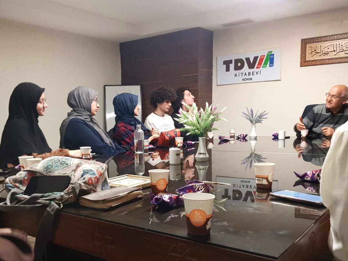 TdvKonya's tweet photo. Özel Destek Burs Programımızda bulunan TIP ve Diş Hekimliği Fakültelerinde okuyan öğrencilerimizle ALAN BULUŞMALARI - 1 kapsamında TDV Kitabevimizde Meram Tıp Fakültesinden hocamız Prof. Dr. Saim Açıkgözoğlu ile söyleşi gerçekleştirdik. https://t.co/nCJETmZORJ