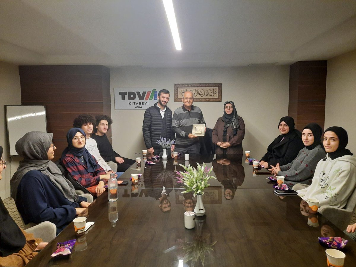 TdvKonya's tweet photo. Özel Destek Burs Programımızda bulunan TIP ve Diş Hekimliği Fakültelerinde okuyan öğrencilerimizle ALAN BULUŞMALARI - 1 kapsamında TDV Kitabevimizde Meram Tıp Fakültesinden hocamız Prof. Dr. Saim Açıkgözoğlu ile söyleşi gerçekleştirdik. https://t.co/nCJETmZORJ
