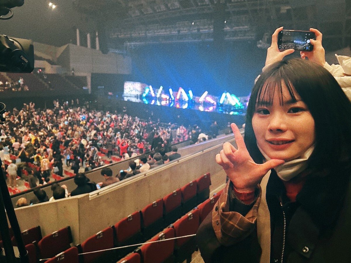 _ddddddriru_'s tweet photo. 後にも先にもこんなにだいすきなアイドルはでんぱ組.incだけ…と噛み締めながら帰ってたらニューポラリスが寒空の中ビラ配りしてたし、駅前ではアイドルが1人歌ってた。続け、続け…サイリウムの光、またどこかで見たい。 https://t.co/DQ1jiq5V85