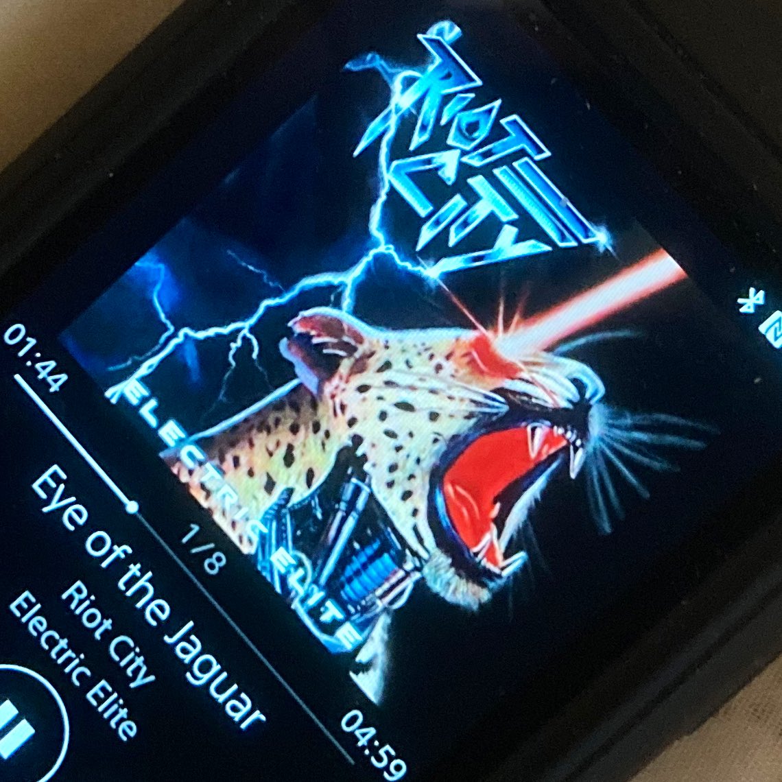 Metal92185707's tweet photo. 今宵
#MetalMaster
選曲アルバム改めて🎧
#RiotCity
✨2022年『Electric Elite』🤘
初めて聴いた時 久々に
∑(°∀°)コレハァ!! キタ━(゚∀゚)━!
と思わせてくれたバンド👍
80年代MetalをリスペクトしRiotやJudas Priestを彷彿させるSoundに涙😂 https://t.co/5nE0Auife6