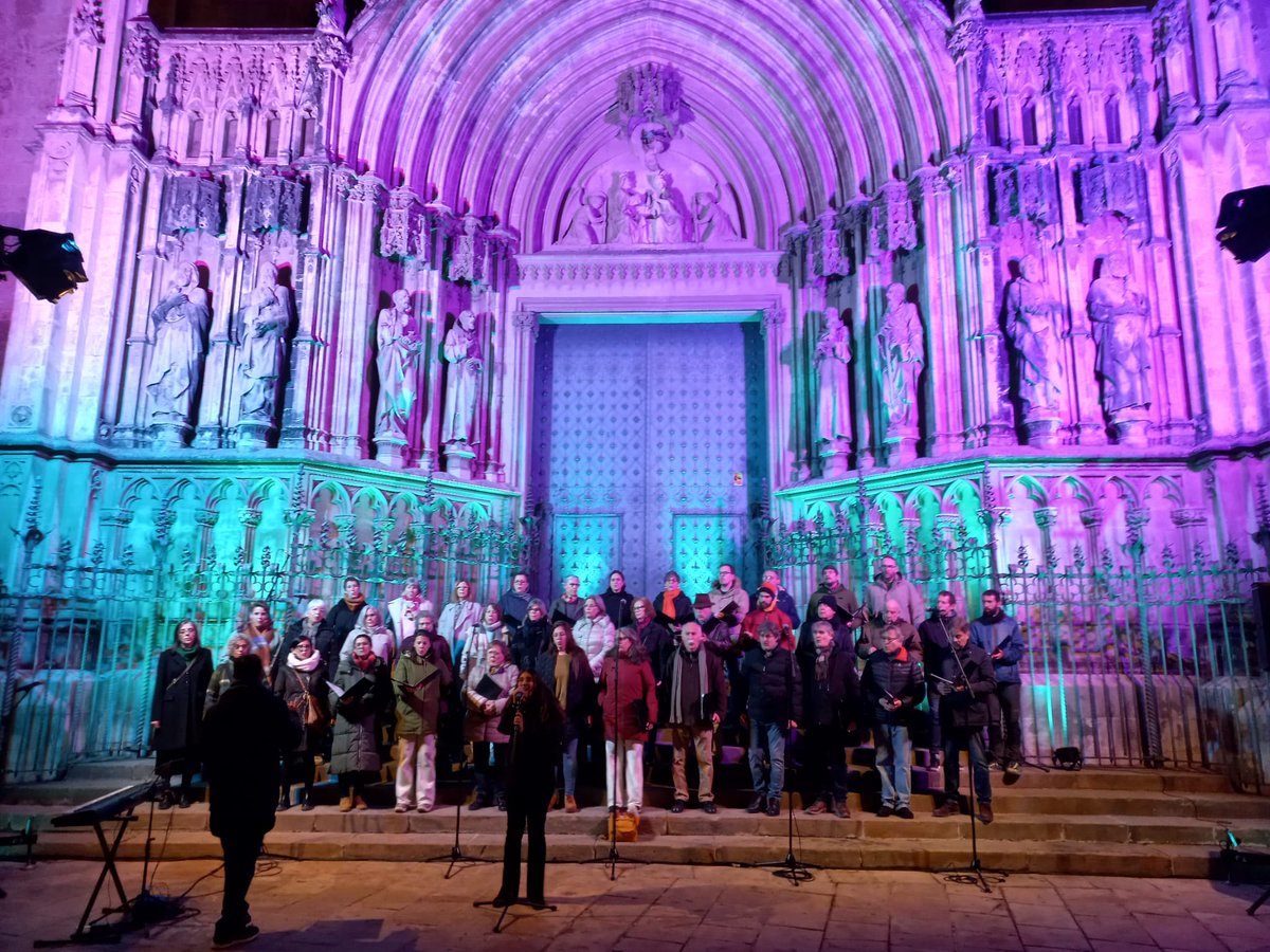 Ahir vam cantar nadales a les escales de Santa Maria. Gràcies @escola_arteria i <a href="/VilafrancaAj/">Ajuntament de Vilafranca del Penedès</a> per la iniciativa!