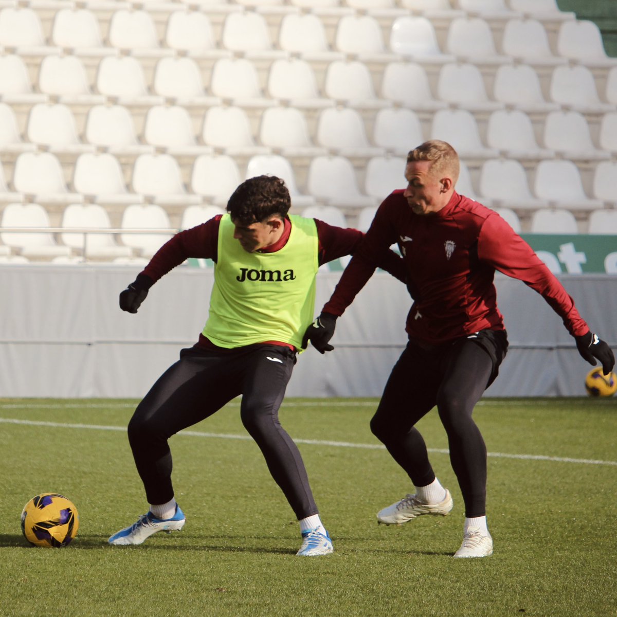 Cantera_CCF's tweet photo. 📸 Partidillo 🤝 de preparación entre #CórdobaB y el primer equipo #CórdobaCF 🛠⚽️
ℹ️ Mañana, los pupilos de @gaspar_galvez79 tendrán jornada de descanso 😴🎄🎁🐫, retomando los entrenamientos el martes para empezar a preparar el #UtreraCCFB 🎯
💚 #CanteraCCF https://t.co/4384aGzuld