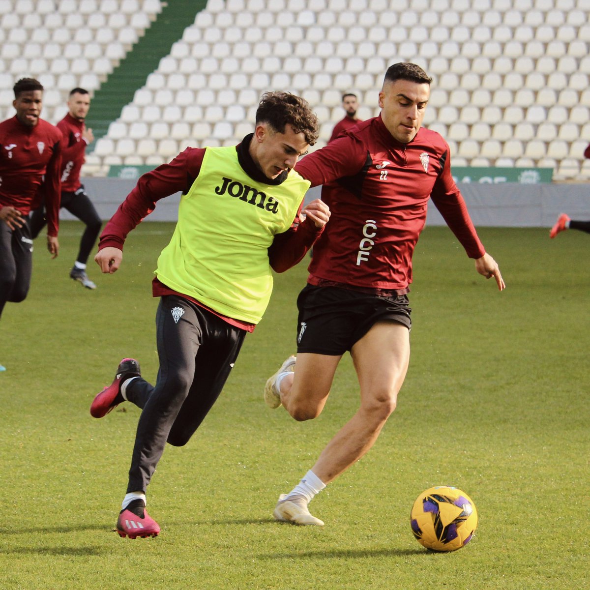 Cantera_CCF's tweet photo. 📸 Partidillo 🤝 de preparación entre #CórdobaB y el primer equipo #CórdobaCF 🛠⚽️
ℹ️ Mañana, los pupilos de @gaspar_galvez79 tendrán jornada de descanso 😴🎄🎁🐫, retomando los entrenamientos el martes para empezar a preparar el #UtreraCCFB 🎯
💚 #CanteraCCF https://t.co/4384aGzuld