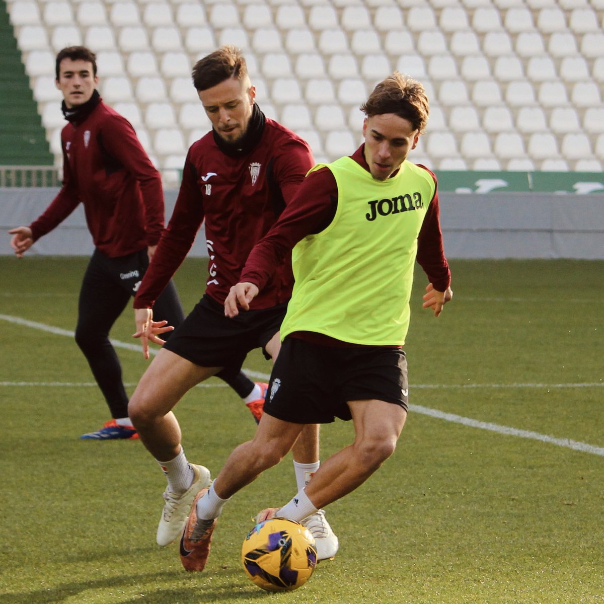 Cantera_CCF's tweet photo. 📸 Partidillo 🤝 de preparación entre #CórdobaB y el primer equipo #CórdobaCF 🛠⚽️
ℹ️ Mañana, los pupilos de @gaspar_galvez79 tendrán jornada de descanso 😴🎄🎁🐫, retomando los entrenamientos el martes para empezar a preparar el #UtreraCCFB 🎯
💚 #CanteraCCF https://t.co/4384aGzuld