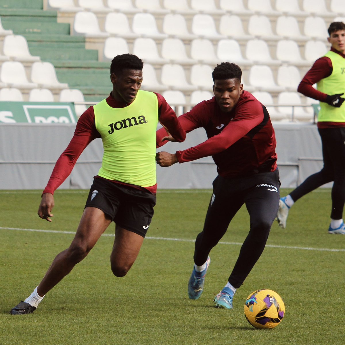 Cantera_CCF's tweet photo. 📸 Partidillo 🤝 de preparación entre #CórdobaB y el primer equipo #CórdobaCF 🛠⚽️
ℹ️ Mañana, los pupilos de @gaspar_galvez79 tendrán jornada de descanso 😴🎄🎁🐫, retomando los entrenamientos el martes para empezar a preparar el #UtreraCCFB 🎯
💚 #CanteraCCF https://t.co/4384aGzuld