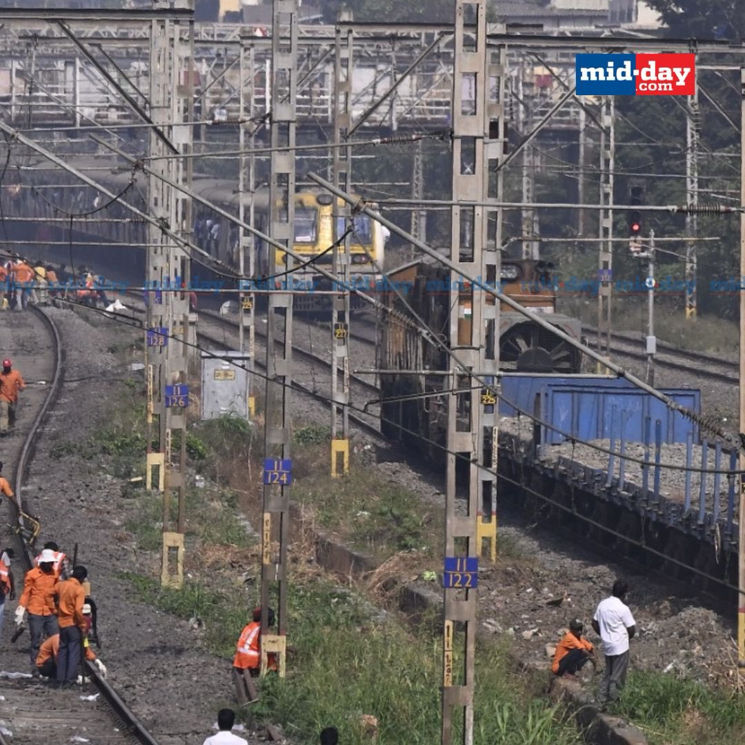 Workers are seen working at Sion during the Central Railway's Mega Block on January 5, 2025. 

PC: <a href="/raje_ashish/">Ashish Raje</a> 

#CentralRailway #MegaBlock #MumbaiNews
