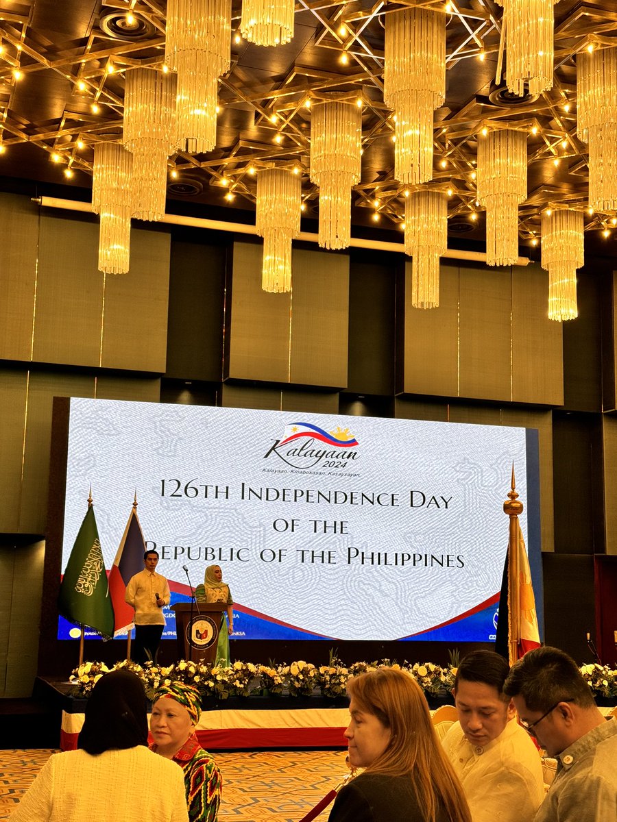 dee_sign28's tweet image. صور سابقة لاحتفالية استقلالية الجمهورية الفلبينية. #dailydee