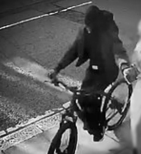 Mikeymike80M's tweet photo. I had my phone snatched out of my hand recently (near Nando’s, in Enfield by a thief on an all black &amp; fast E-Bike, not pedalling. I have since noticed several such E-bikes circulating the vicinity, around the shops &amp; bus stops, incl. Enfield Town Train station @BetterSt4Enf https://t.co/AguG0E7Fvg
