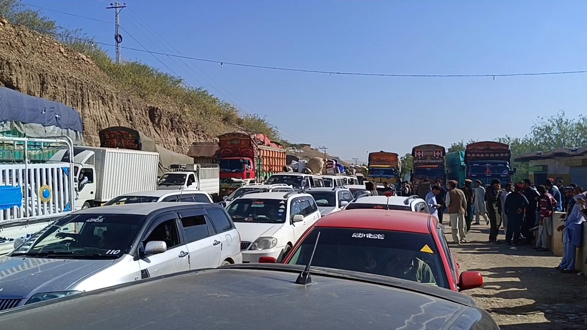 imAdnanHaider's tweet photo. Despite a peace agreement reached two days ago, the vital Parachinar-Kurram Agency highway remains impassable, causing severe hardship for residents. An estimated 400,000 people in Upper Kurram are effectively cut off, with the supply of essential goods completely disrupted. https://t.co/JfAkEryGxl
