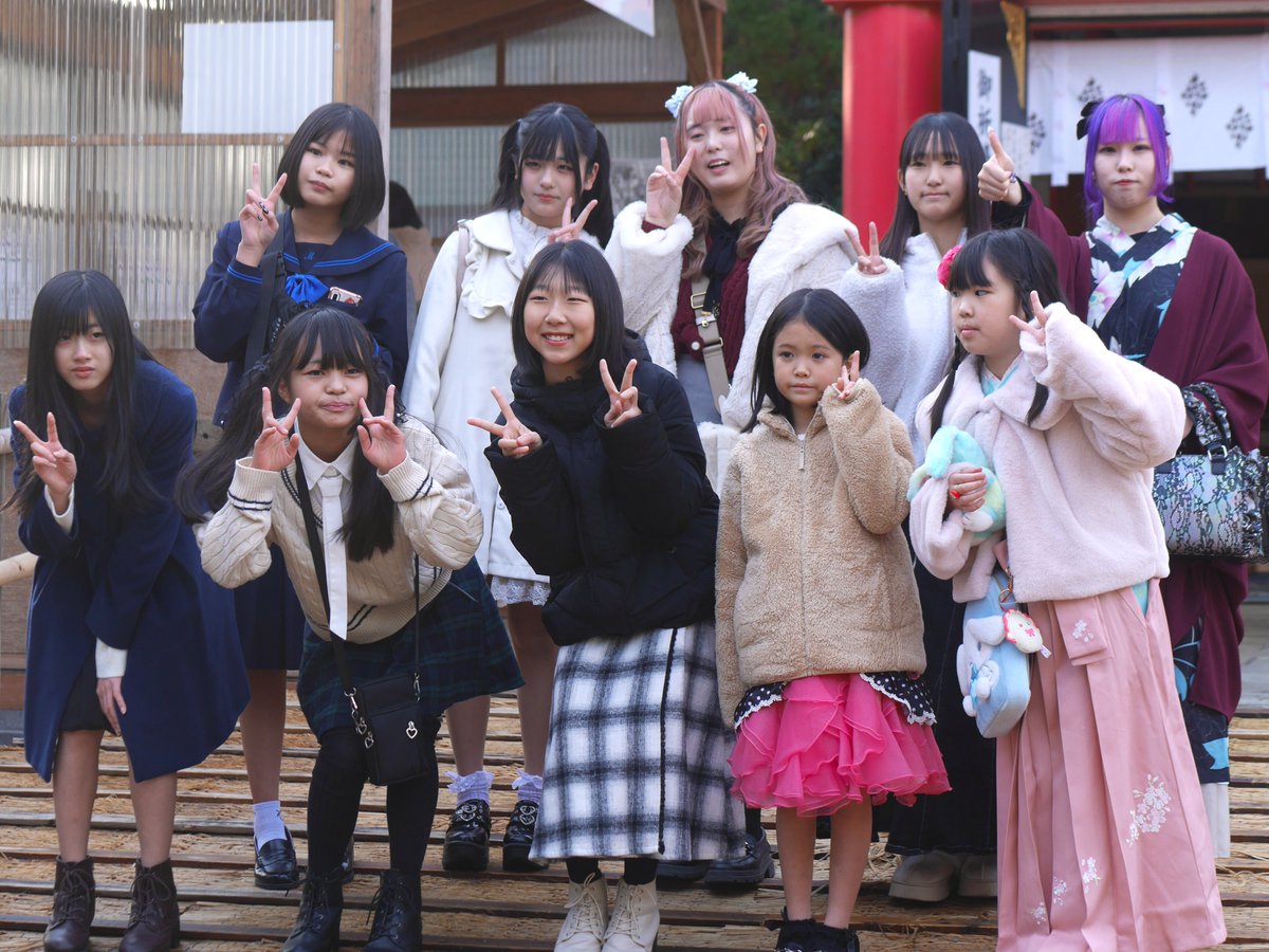 unibonx's tweet photo. Sweet Lip / LOVE DREAM(新川アイドルプロジェクト) / 富山PRキッズ(仮) のみなさん。2025年1月5日。色紙は、まな さん(LOVE DREAM)の書き初め。 #初詣 #日枝神社 #富山 #ご当地アイドル #SweetLip #Sweet_Lip_ #LOVEDREAM #新川アイドルプロジェクト #富山PRキッズ #富山PRガール #書き初め https://t.co/AVONysR7fb