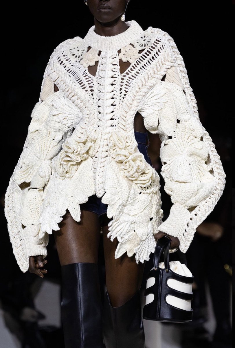 trybejpg's tweet photo. Alexander McQueen | Spring’24 https://t.co/2n85GejffE