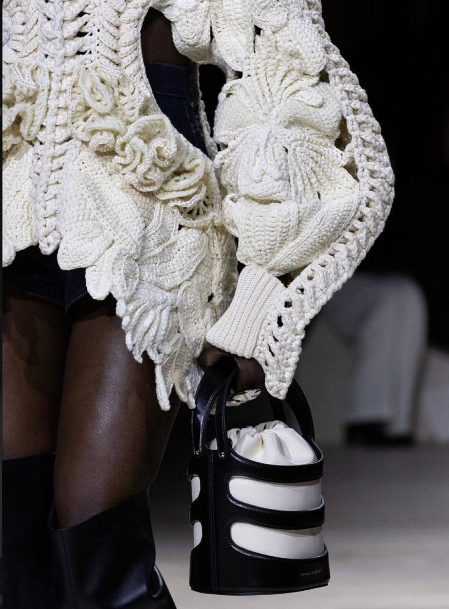 trybejpg's tweet photo. Alexander McQueen | Spring’24 https://t.co/2n85GejffE