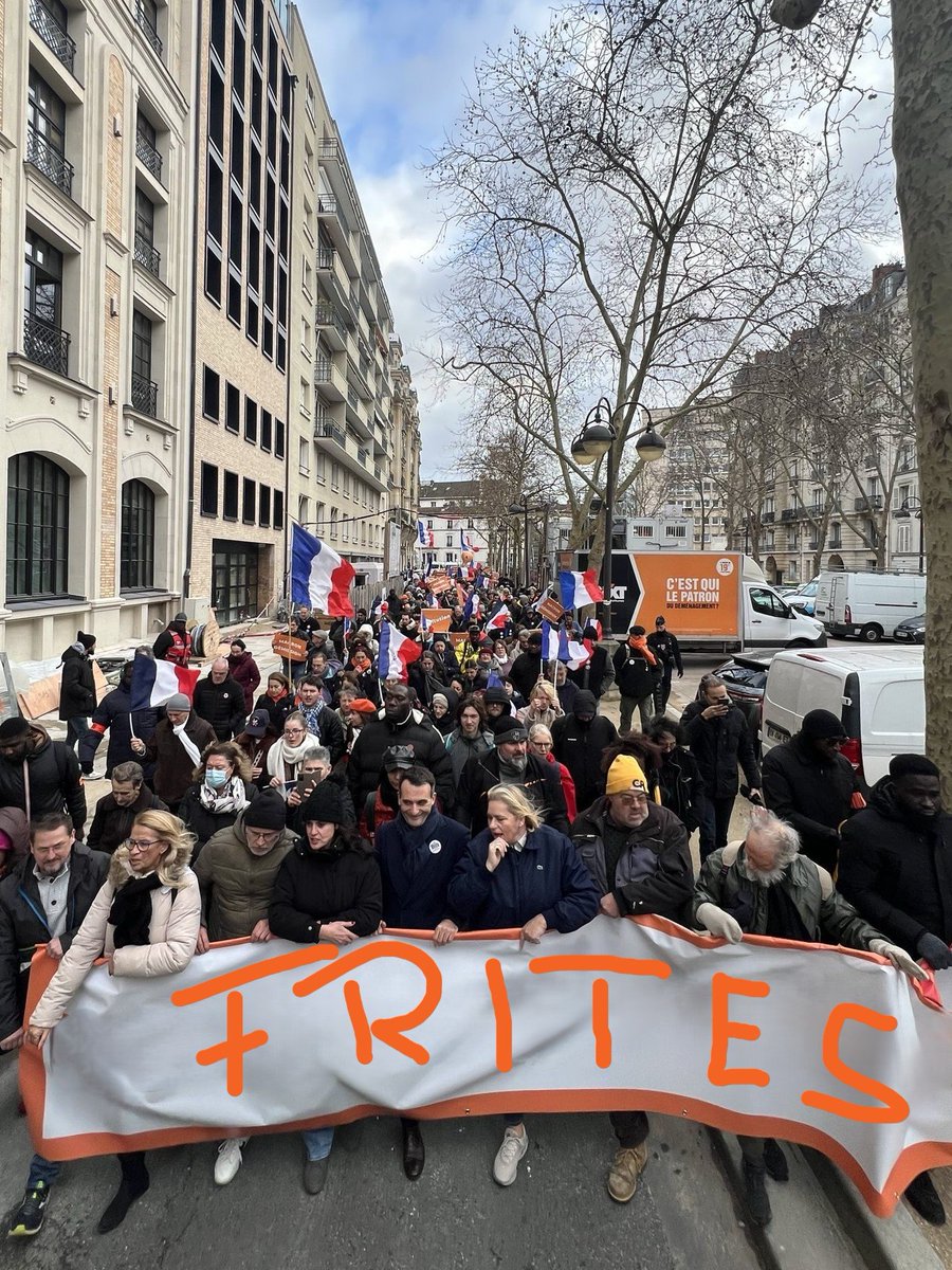 ComploploWatch's tweet photo. @f_philippot En fait, les gueux, clampins #patrichiottes et autres platistes, il faut que vous compreniez : c'est comme votre #LiderMinimo #Philippot qui pleure et fait des manifestations intergalactiques (de masse !!!) au sujet de choses vraiment importantes... 🤣🤣🤣 https://t.co/nNyfrBGcXX