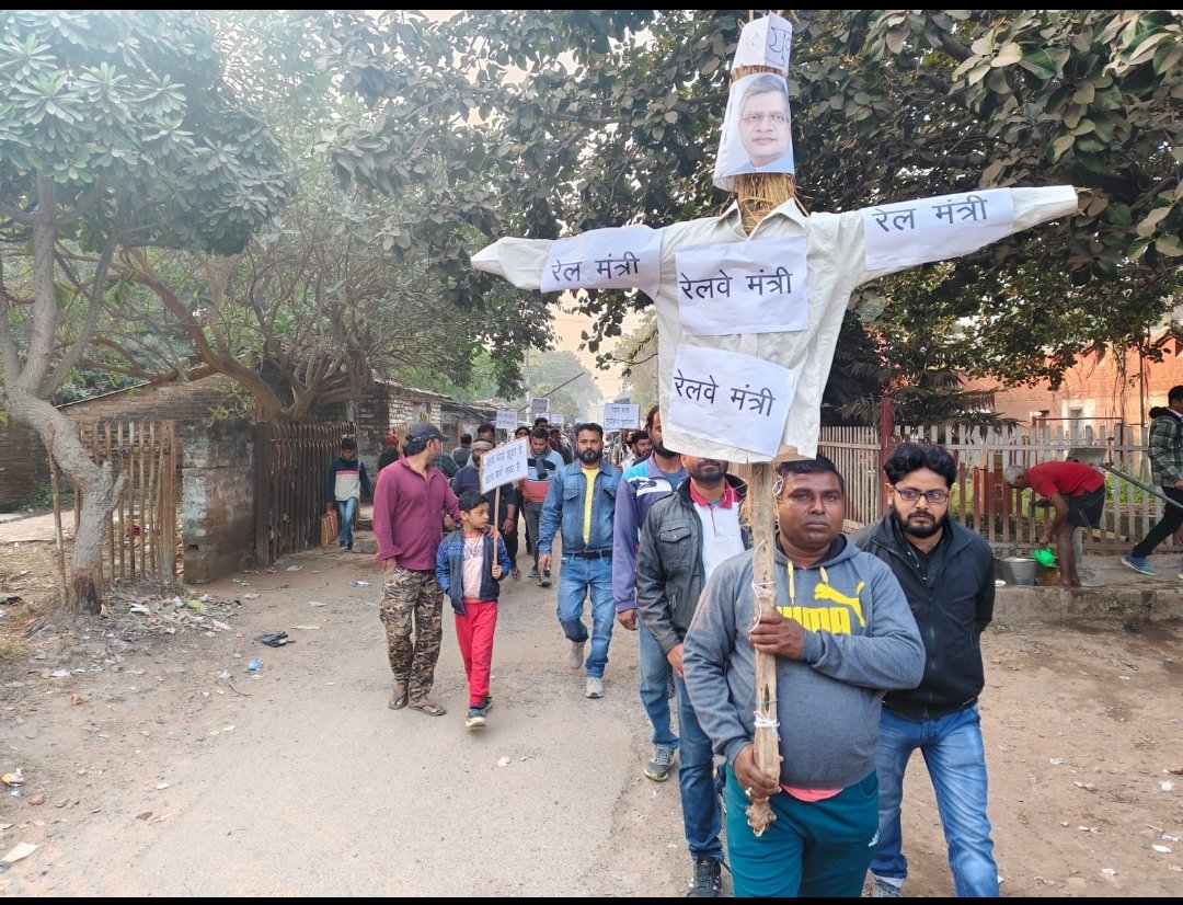 VikashSahuftp's tweet photo. आ जाओ मित्रो दिखा दो अपनी ताकत, करा दो एहसास की ITI वाले भी बंदे है

इतना रिट्वीट करना है कि 2M 6 बजे तक पहुंच जाए

पीछे नहीं हटना है, तो शुरू हो दबा दो सारे बटन करा दो एहसास 

#Iti_Qualification_In_GroupD https://t.co/C2yUaKfEsk