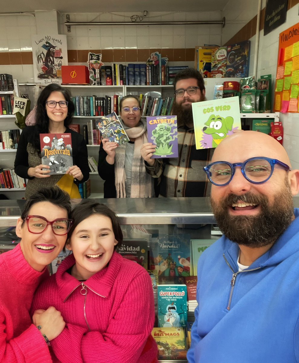 javialfonsomos's tweet photo. Una maravilla volver a abrazar y acompañar a la familia de @SomnisPaper en una divertidísima mañana dibujando ratas calvas, creando manualidades dinosáuricas y firmando ejemplares de #Nosferrata, #Corsaurios, #Catbeth y #PerroVerde en el Mercat Municipal de Benetússer. https://t.co/ni9SYn7J3W