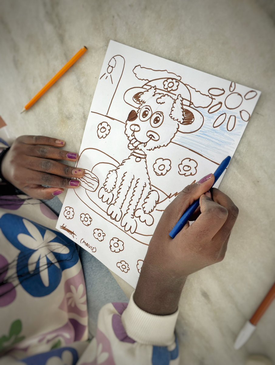 javialfonsomos's tweet photo. Una maravilla volver a abrazar y acompañar a la familia de @SomnisPaper en una divertidísima mañana dibujando ratas calvas, creando manualidades dinosáuricas y firmando ejemplares de #Nosferrata, #Corsaurios, #Catbeth y #PerroVerde en el Mercat Municipal de Benetússer. https://t.co/ni9SYn7J3W