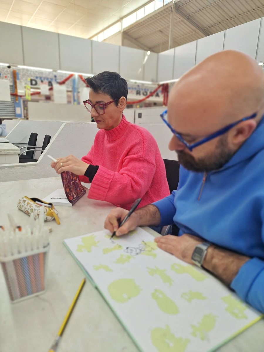 javialfonsomos's tweet photo. Una maravilla volver a abrazar y acompañar a la familia de @SomnisPaper en una divertidísima mañana dibujando ratas calvas, creando manualidades dinosáuricas y firmando ejemplares de #Nosferrata, #Corsaurios, #Catbeth y #PerroVerde en el Mercat Municipal de Benetússer. https://t.co/ni9SYn7J3W