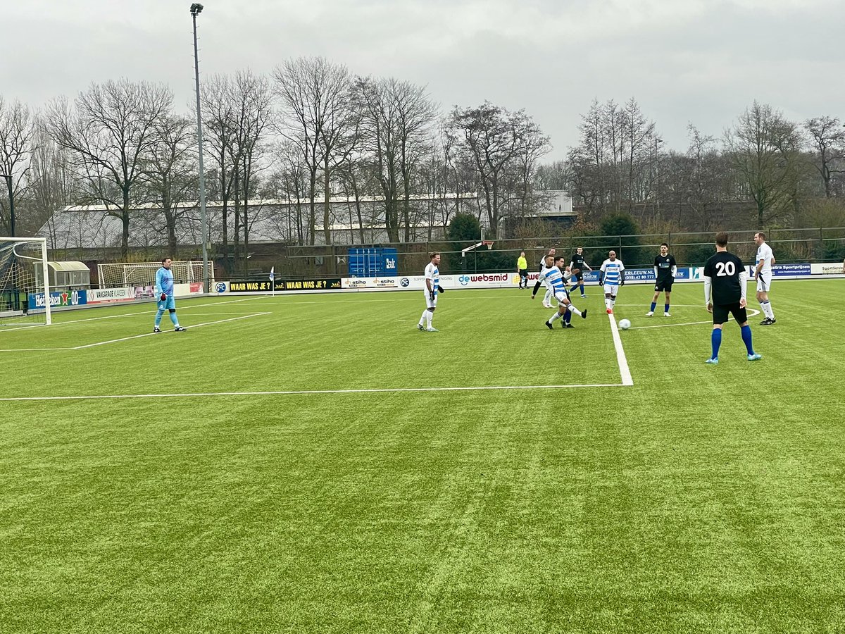Prachtige traditie weer gisteren bij de start van het nieuwe jaar: oud <a href="/PECZwolle/">PEC Zwolle</a> tegen HTC op sportpark De Pelikaan.