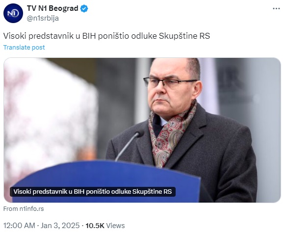 SasaRadulovich's tweet photo. Физичко лице Кристијан Шмит, немачки политичар, бивши државни секретар и министар, војник немачке државе, човек који тренутно без икаквог правног основа глуми високог представнка УН за БиХ, "поништава" и ""упозорава".

Највећа опасност по Босну и Херцеговину и све њене становнике, и православце и муслимане и католике, у последњих 200 година је немачка колонијална политика која би да обнови, али и да прошири Аустрогуарско царство коме су, пресудили Срби православци у првом светском рату, уз огромну жртву какву није поднео ниједан народ на свету: скоро трећу становништва.

Основ те аустроугарске, односно немачке политике, је да завади православце, муслимане и католике, да стври злу крв и да је одржава и потпирује. За ту политику је увек проналазила корисне домаће будале које су зарад личне користи промовисали ту погубну политику.

Немачка је директан инсипратор, организатор и кривац за ратове 90-тих. и уједно и највећи профитер тих ратова. Ово ће морати да уђе у уџбенике у Србији да сва деца знају. Не зато што треба да мрзимо Немце, јер немачки грађанин има утицај на политику Немачке колико и српски грађанин има утицај на политику Србије, већ зато да нам се не понови. Међутим пре него што уђе у уџбенике, мораћемо да отерамо немачку компанију која пише преко 90% уџбеника у Србији.

Немачкој политици никада до сада није, а вероватно јој никада неће ни требати складан живот православаца, муслимана и католика у БиХ. Нити јој треба уређен систем било где на Балкану, јер у уређеном систему нема места за њих. Африка је одличан пример како колонијалне силе доносе уређен систем у земљу коју би да експлоатишу. Све што су икада радили је било на штету свих становника наших простора, а искључиво у своју корист.

ЕУ на нашим просторима спроводи ову немачку политику зато што ЕУ политику на Балкану води Немачка и немачки политичари. Остале ЕУ земље нису заинтересоване претерано за наш простор. Последично, ЕУ не интересује уређен систем на Балкану. ЕУ интересује хаос, јер једино у хаосу могу да експлоатишу и контролишу наш простор.

Муслиманима у БиХ се подмеће преко медија и политичара да мисле да им је грађанин Немачке Шмит пријатељ који је ту да им помогне да се коначно обрачунају са својим "највећим" непријатељем, комшијама православцима.

А највећи непријатељ свих јесу разни Шмитови који већ 200 година прво доносе барту, а онда га и потпале. Разговор и договор међу православцима, муслиманима и католицима би било решење. Али авај, уз сву корупцију, непотизам, личну корист, алавост, подаништво колонизатору, све "НВО" и "медије који трују грађане свакодневно, тешко.

Решење је увек суверенизам, поштовање и договор у кући. Решење никада није, нити ће бити, грађанин Шмит.