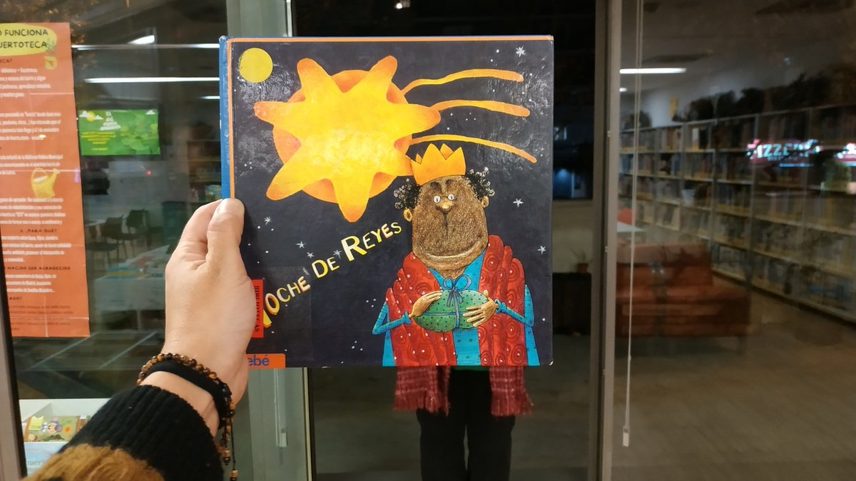bpmmadrid's tweet photo. Mientras llegan los #ReyesMagos te dejamos este #bookface que narra las peripecias del Rey Baltasar.
¡Nos encanta este cuento que seguro te sorprenderá y te hará plantearte muchas preguntas acerca de los tópicos navideños!
#bpmBookface #bpmRecomendamos https://t.co/nWe3ndIFSM