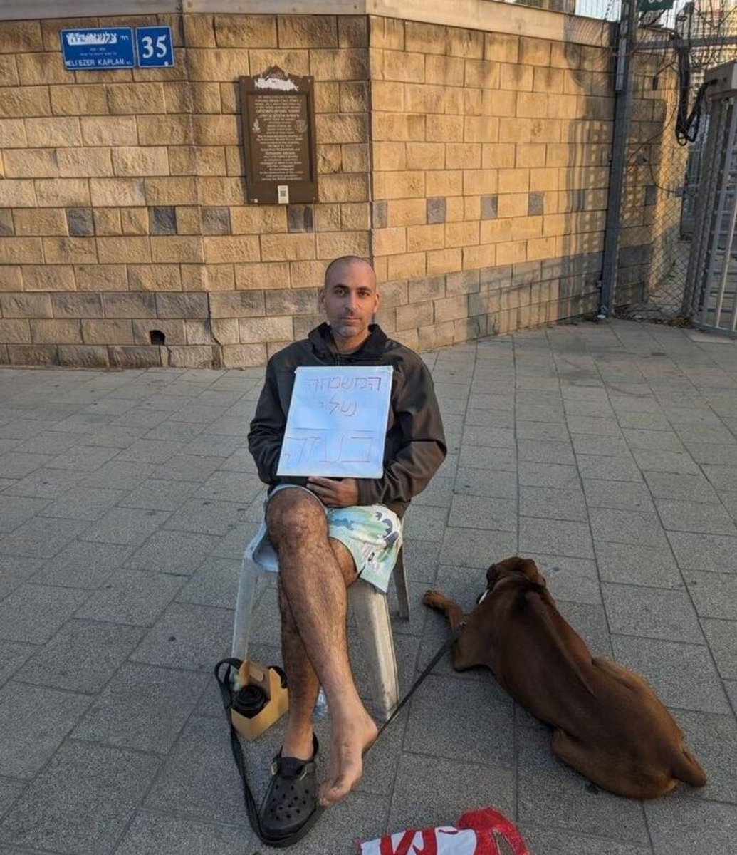 ilanacuriel's tweet photo. לפעמים אני תוהה מה היה קורה לו אביחי ברודצץ' מכפר עזה, שכל משפחתו נחטפה (ושוחררה), היה בוחר להיות בשקט. מה היה קורה לו כולם היו יושבים בשקט. לא מפגינים. אין כיכר חטופים או עצרות. כלום. 
מה אתם חושבים שהיה קורה? https://t.co/Z6YPDZVfG9