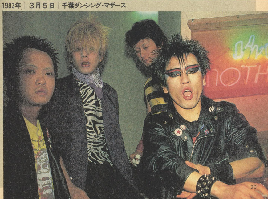 kuroakaix's tweet photo. TAMは1981年7月にThe Stalinに加入し、元ギタリストのAtsushiに代わった。彼の影響はバンドのサウンドを大きく変え、よりハードコアパンクスタイルへと押し進めた。彼のギターワークは、The Stalinが最も影響力を持っていた時期の攻撃的で混沌としたサウンドを定義する上で重要だった。
The Stalinを去った後も、TAMは音楽シーンで活動を続け、特にG-ZET/STというバンドで堅実でインパクトのあるギターを演奏し、彼らの激しい、爆発的なインストゥルメンタルハードコアサウンドに寄与した。