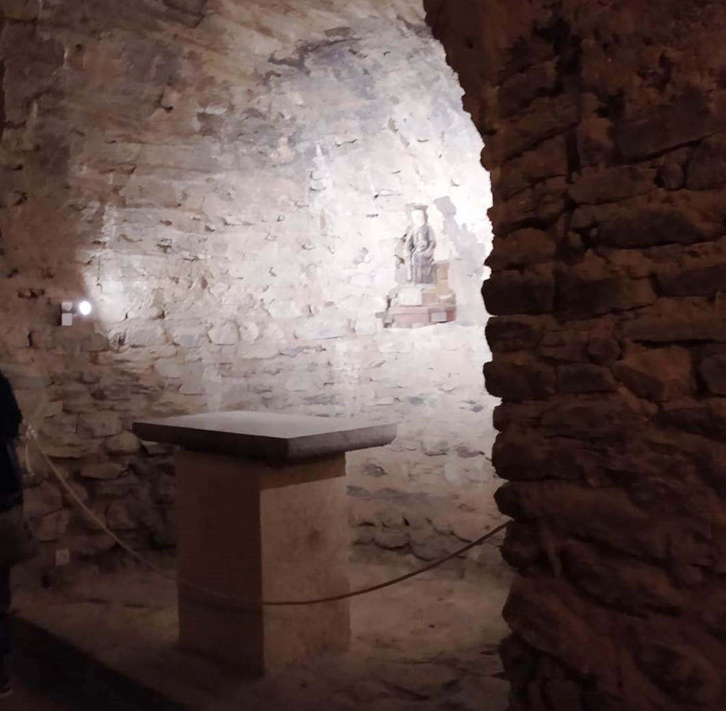 joanarimanyjuv's tweet image. En el dia d’avui, antigament, se celebrava la festa de sant Flamidià amb #relíquies venerades a la #cripta del Pessebre del monestir de Sant Miquel de #Cuixà on les va dipositar l’abat Oliba.