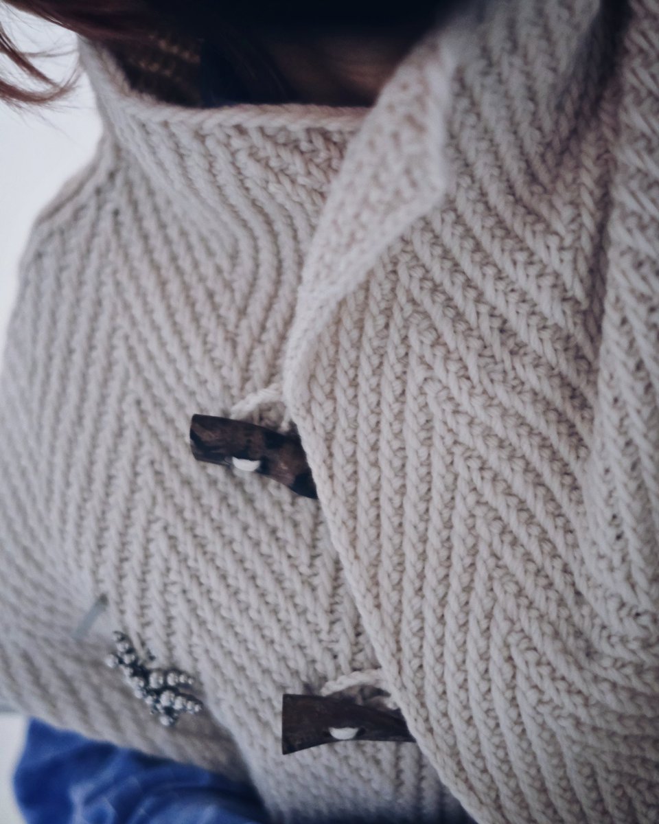 TeaBenten's tweet photo. #carta_pattern サンプル2枚目はamirisuさんの新作Waltzで編みました!好き!この糸の虜!最適だと判断してこっちを指定糸にすることにしました🤟🏻 大きいサイズならコートの上にも羽織れて(画像2)よいのだ♡ 1月中旬〜下旬にリリース予定です #編み物 https://t.co/9p4wEsz4iO