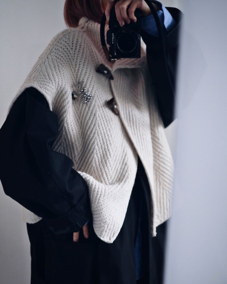 TeaBenten's tweet photo. #carta_pattern サンプル2枚目はamirisuさんの新作Waltzで編みました!好き!この糸の虜!最適だと判断してこっちを指定糸にすることにしました🤟🏻 大きいサイズならコートの上にも羽織れて(画像2)よいのだ♡ 1月中旬〜下旬にリリース予定です #編み物 https://t.co/9p4wEsz4iO