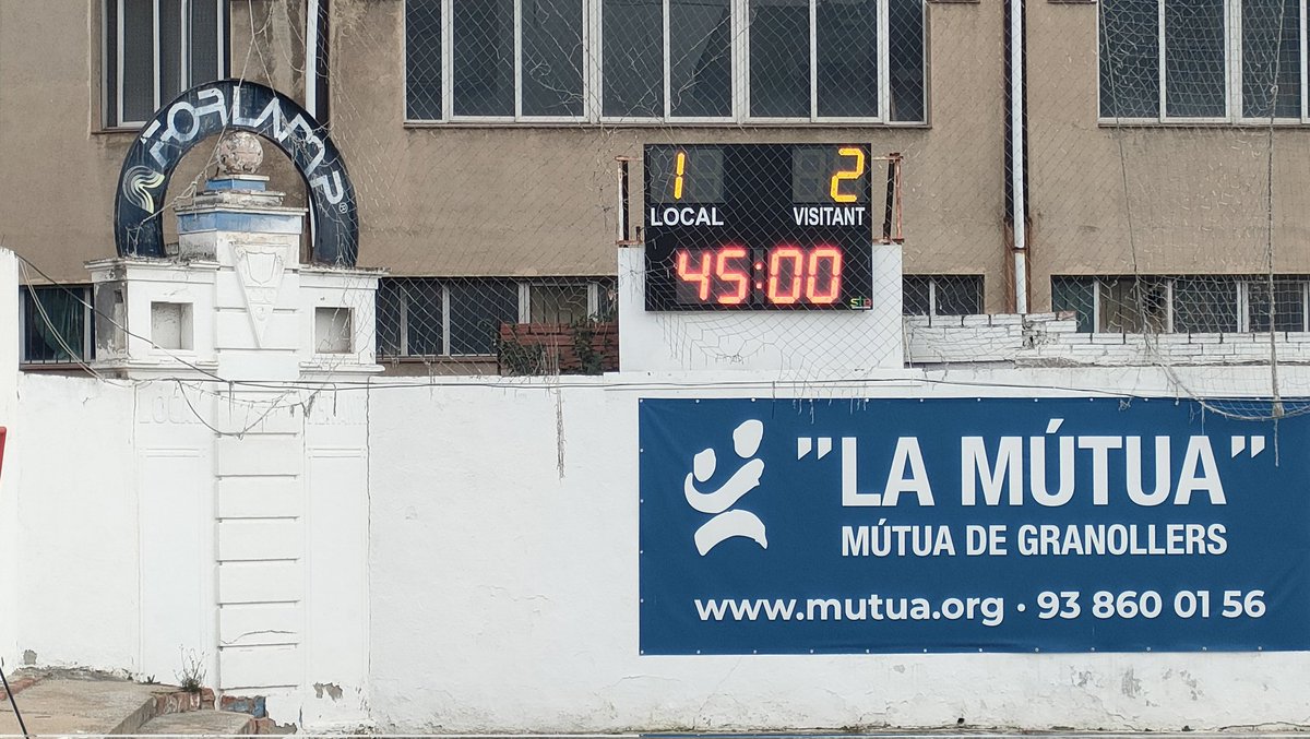 somdelhospi's tweet photo. Ahir vam visitar un camp històric del #FutbolCat (amb 102 anys d'història): el de l'@ecgranollers. I una curiositat, a tocar l'un de l'altre hi ha el marcador electrònic actual i un d'antic, d'aquells amb solera, ja en desús.

#FutbolCat https://t.co/ocoYAFpV4O