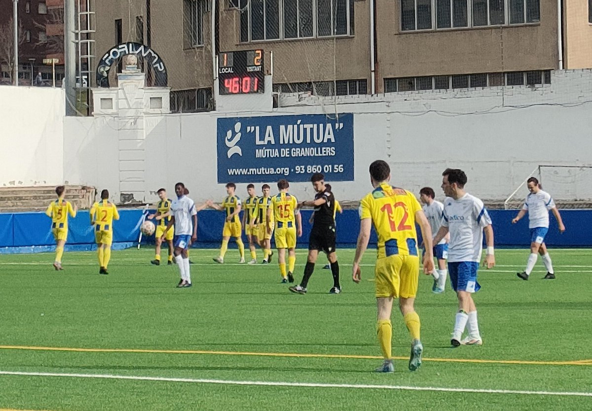 somdelhospi's tweet photo. Ahir vam visitar un camp històric del #FutbolCat (amb 102 anys d'història): el de l'@ecgranollers. I una curiositat, a tocar l'un de l'altre hi ha el marcador electrònic actual i un d'antic, d'aquells amb solera, ja en desús.

#FutbolCat https://t.co/ocoYAFpV4O