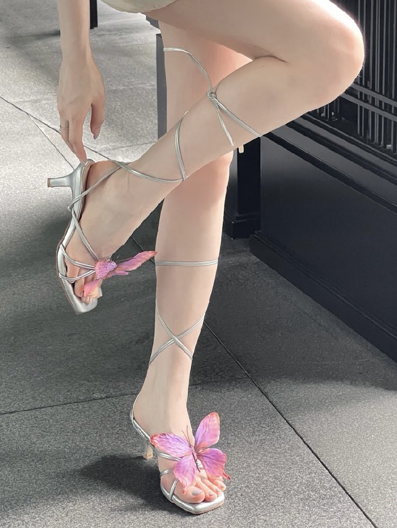 chams_girl's tweet photo. เจอละรองเท้าสำหรับสายติดแกรมแบบเราๆ แบรนด์ primest รุ่น blooming  สวยลัคชู เหมาะกับใส่ออกงาน ไปเดท หรือใส่เดินเล่นๆยังได้ และจากปสกที่ใส่ส้นสูงมา ทรงนี้เดินง่ายมากเพราะส้นไม่สูงมาก ทำให้เท้าเล็ก หน้าเท้าไม่บาน ขาเรียวยาว ซื้อค่ะ แต่สาวววร้านมี 12 สี หลายแบบมักก เลือกไม่ถูกและมีเชือกแถมให้ด้วย ราคาไม่แรง🦋